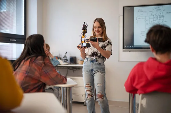 Ung Gymnasieelev Presenterar Sitt Robotprojekt Ett Klassrum — Stockfoto