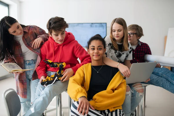 Grupo Estudantes Sentados Posando Juntos Uma Sala Aula Robótica — Fotografia de Stock