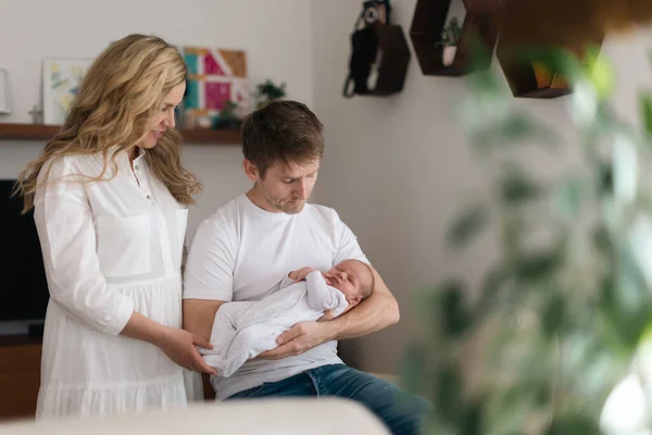 Una Madre Padre Sonrientes Sosteniendo Hija Recién Nacida Casa — Foto de Stock