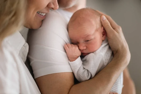 Eine Lächelnde Mutter Und Ihr Vater Halten Ihre Neugeborene Tochter — Stockfoto