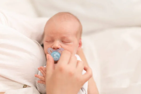 Eine Unkenntliche Mutter Hält Ihren Neugeborenen Sohn Mit Schnuller Nahaufnahme — Stockfoto