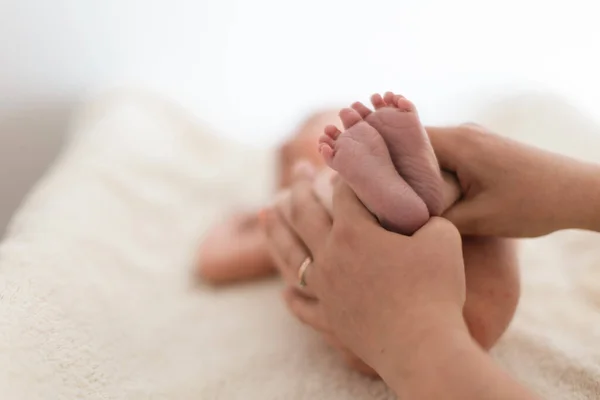 Mother Holds Newborn Babys Bare Feet Tiny Feet Womans Hand — Stock Photo, Image