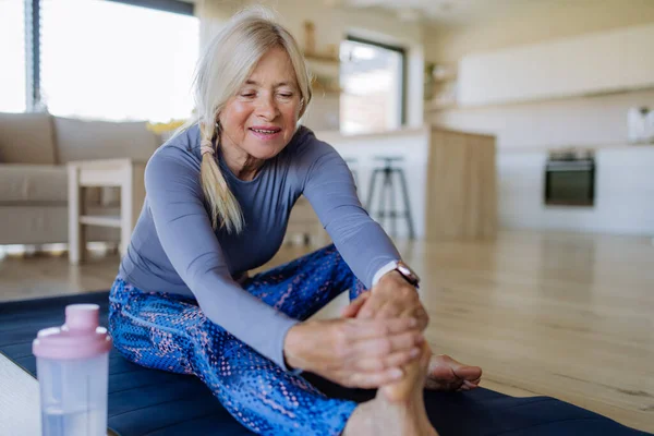 Una Donna Anziana Forma Facendo Esercizio Stretching Casa Concetto Stile — Foto Stock