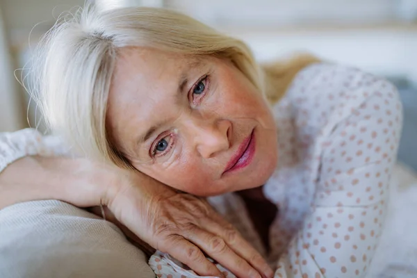 Ein Porträt Einer Traurigen Attraktiven Seniorin Die Hause Auf Einem — Stockfoto