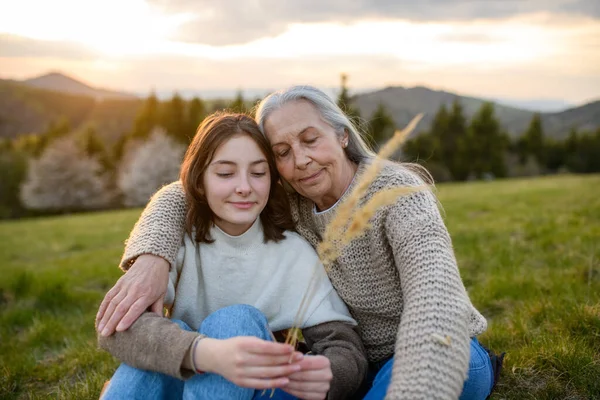 Een Gelukkige Grootmoeder Met Tienergrootvader Knuffelend Natuur Lentedag — Stockfoto