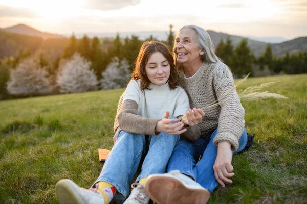 Een Gelukkige Grootmoeder Met Tienergrootvader Knuffelend Natuur Lentedag — Stockfoto