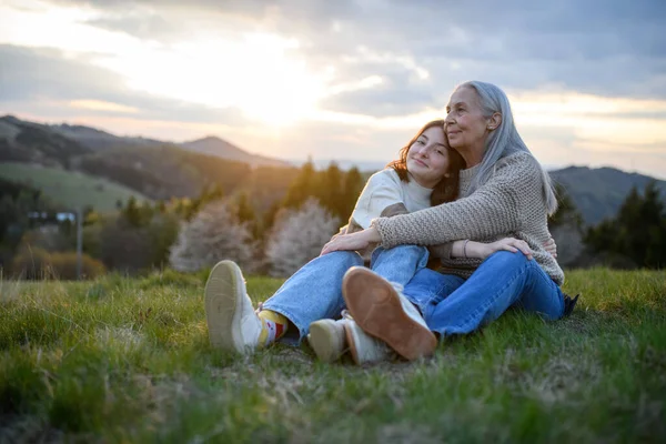 Una Abuela Mayor Feliz Con Abuelo Adolescente Abrazándose Naturaleza Día — Foto de Stock