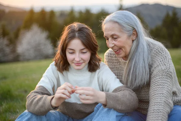 Een Gelukkige Grootmoeder Met Tienergrootvader Zittend Gras Natuur Verkennend Voorjaarsdag — Stockfoto