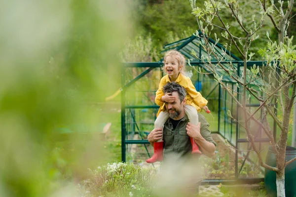 Bir Baba Küçük Kızı Eko Serasının Önünde Kaynaşıyor Sürdürülebilir Yaşam — Stok fotoğraf