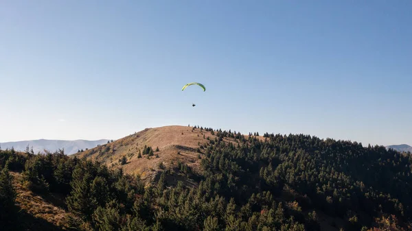 Parapente Voando Céu Azul Com Montanha Fundo — Fotografia de Stock