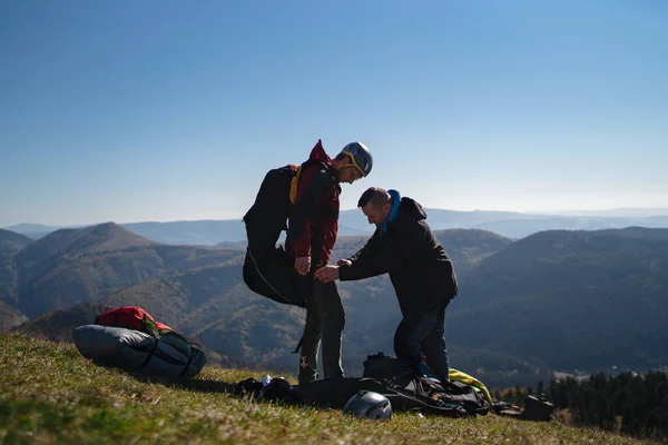 Man Som Hjälper Paragliding Pilot Att Förbereda För Flygning — Stockfoto