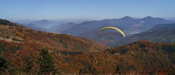 Arka Planda Dağ Ile Mavi Gökyüzünde Uçan Bir Paraglider — Stok fotoğraf