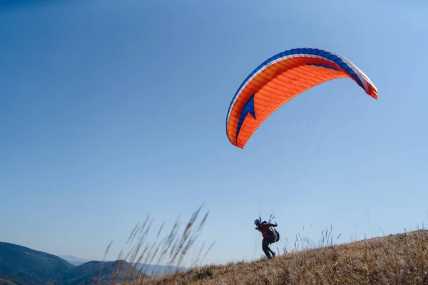 Paraglider Landar Marken Mot Den Blå Himlen — Stockfoto