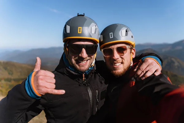 山の飛行のために準備している2人のパラグライダーの肖像画は カメラを見て 極端なスポーツ活動 — ストック写真