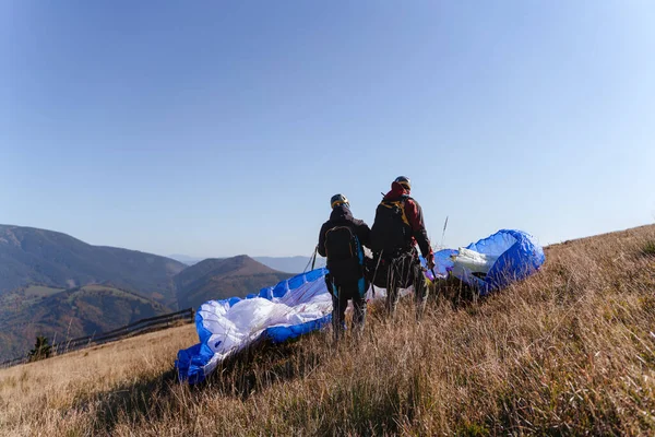 Bir Paraglider Dağdaki Uçuş Için Hazırlanıyor Olağanüstü Spor Aktivitesi — Stok fotoğraf