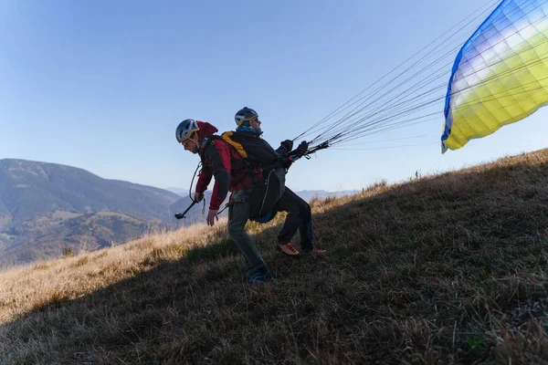 Paragliders Förbereder Sig För Flygning Bergen Extrem Idrottsverksamhet — Stockfoto