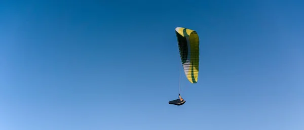 Paraglider Den Blå Himlen Den Idrottsman Som Flyger Paraglider — Stockfoto