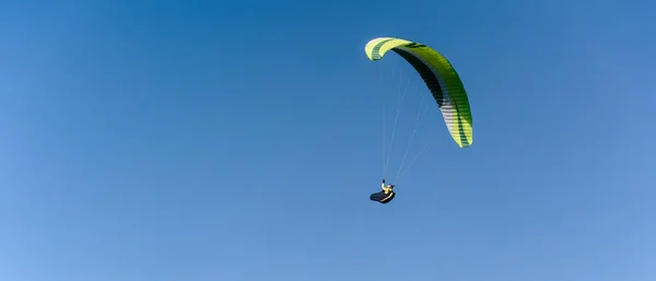 Parapente Céu Azul Desportista Voando Parapente — Fotografia de Stock
