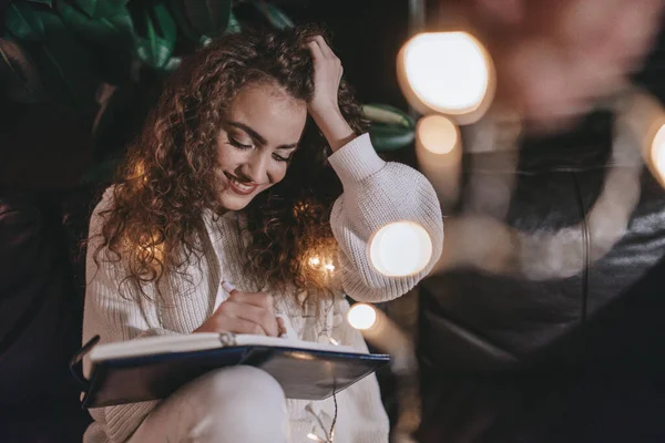 Счастливая Молодая Женщина Сидящая Диване Пишущая Дневнике Вечерам Уютной Гостиной — стоковое фото