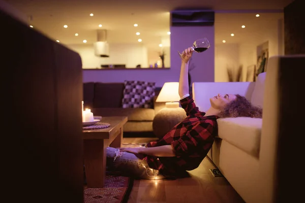 Szczęśliwa Młoda Kobieta Siedząca Podłodze Pijąca Wino Wieczorem Sama Domu — Zdjęcie stockowe