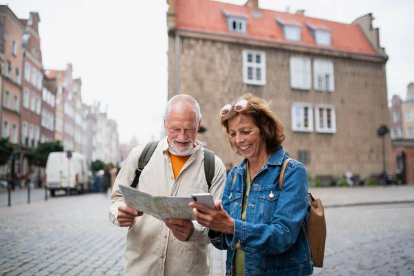 Egy Portré Boldog Idős Pár Turisták Segítségével Térképet Város Utcájában — Stock Fotó