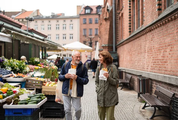 Happy Senior Couple Tourists Snack Town Outdoor Market — ストック写真