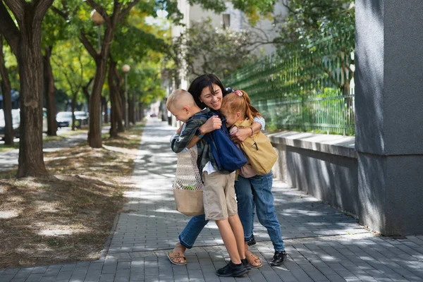 Niños Felices Abrazando Abuela Esperándola Después Escuela Aire Libre Una — Foto de Stock