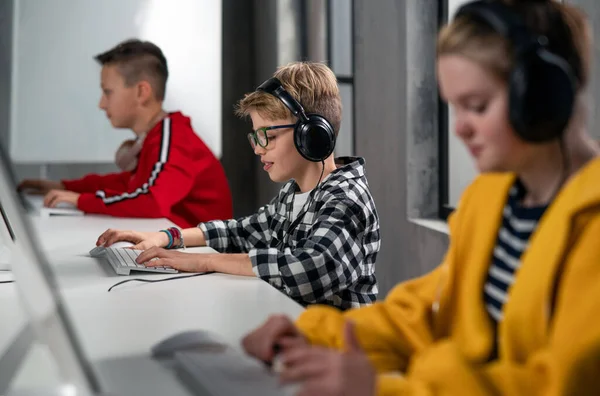 School Kids Using Computer Classroom School — Foto de Stock