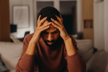 Depresyonda olan genç bir Afro-Amerikan portresi..