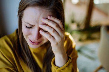 Depresyonda olan ve evde ağlayan bir kadın..