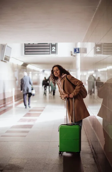 Een Vrouw Reiziger Met Bagage Staan Station Wachten Iemand — Stockfoto
