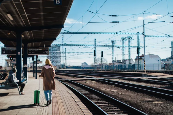 Uma Jovem Mulher Viajante Feliz Com Bagagem Espera Trem Plataforma — Fotografia de Stock