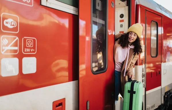 Uma Jovem Viajante Feliz Com Bagagem Saindo Trem Plataforma Estação — Fotografia de Stock