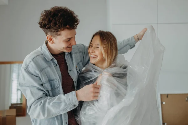 Ett Gladlynt Ungt Par Som Förälskade Sin Nya Lägenhet Och — Stockfoto