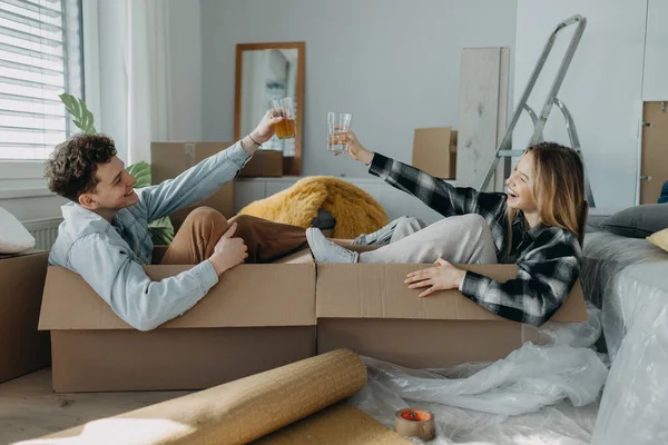 Jeune Couple Joyeux Dans Leur Nouvel Appartement Assis Dans Des — Photo