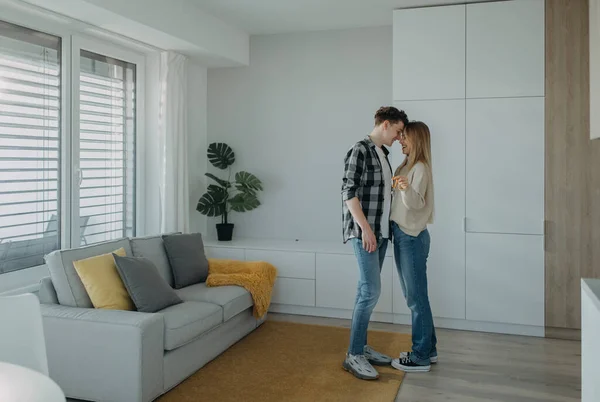 Jeune Couple Joyeux Dans Leur Nouvel Appartement Debout Tenant Les — Photo