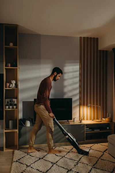 Young Man Vacuum Cleaning Carpet Living Room — Stock Photo, Image