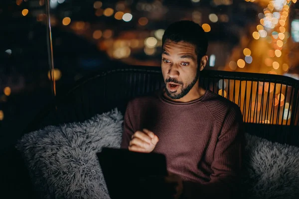 Jovem Afro Americano Sentado Varanda Com Vista Urbana Usando Tablet — Fotografia de Stock