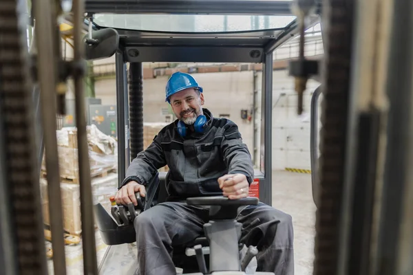 Een Gelukkige Volwassen Man Vork Lift Vrachtwagenchauffeur Tillen Pallet Opslag — Stockfoto