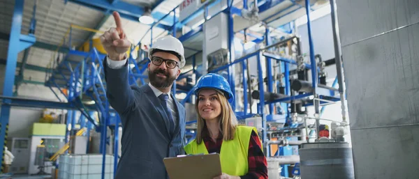 Kvinnlig Ingenjör Och Mekaniker Arbetare Inne Fabriken — Stockfoto