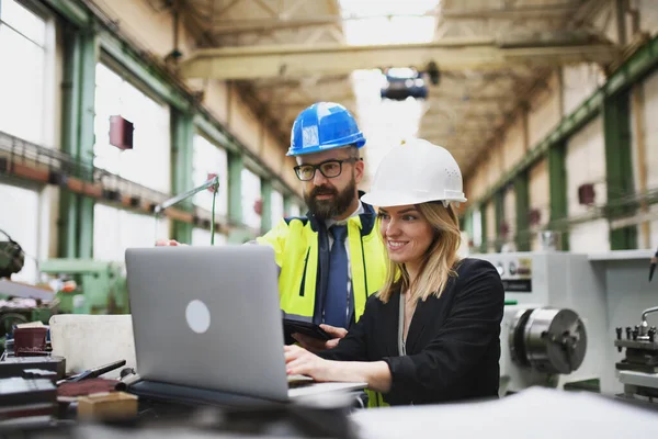 Férfi Női Ipari Mérnökök Megvitatják Gyárak Gépek Projekt Laptop — Stock Fotó