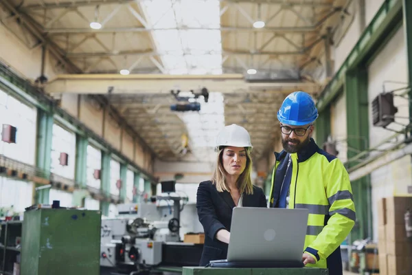 Ingegnere Industriale Maschio Femmina Discutendo Fattorie Nuovo Progetto Macchinari Utilizzando — Foto Stock