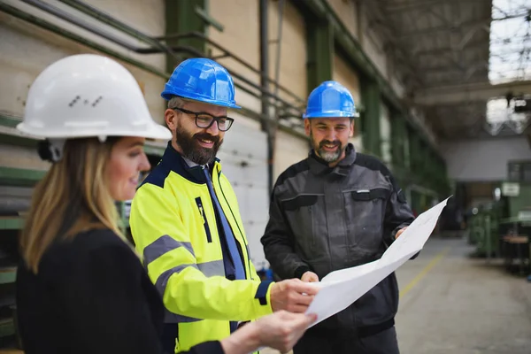 Directeur Superviseurs Ingénieur Ouvrier Industriel Uniforme Discutant Des Plans Dans — Photo