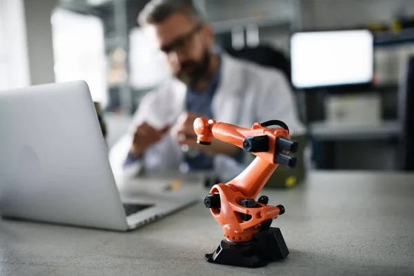 Egy Robot Kar Ipari Miniatűr Figura Asztalon Mérnök Előtt Aki — Stock Fotó