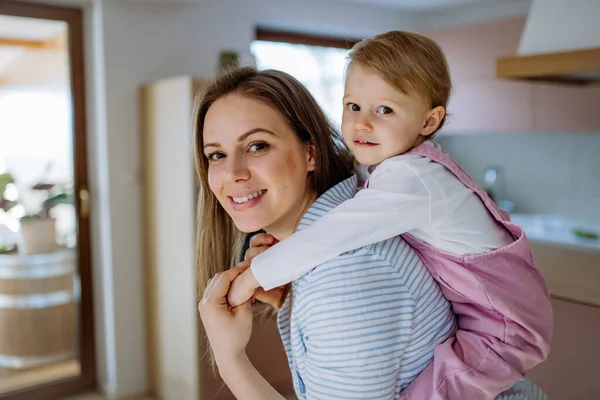 Tânără Mamă Dând Porcușor Înapoi Plimbare Fiica Mai Mică — Fotografie, imagine de stoc