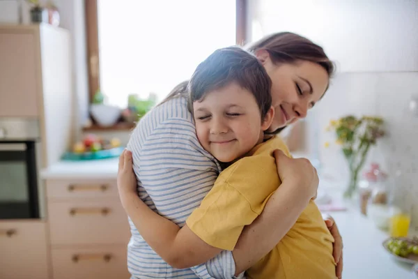 Eine Glückliche Mutter Umarmt Ihren Kleinen Sohn Hause Der Küche — Stockfoto