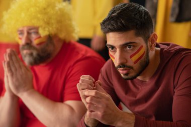 Heyecanlı futbol taraftarları stadyumdaki canlı futbol maçında İspanyol milli takımını destekliyor..