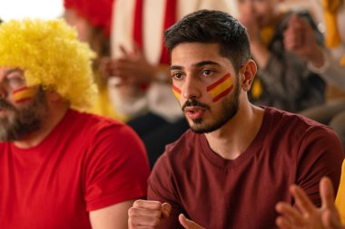Stadyumda oynanan canlı futbol maçında İspanyol milli takımını destekleyen gergin futbol taraftarları.