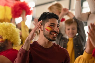 Heyecanlı futbol taraftarları stadyumdaki canlı futbol maçında İspanyol milli takımını destekliyor..