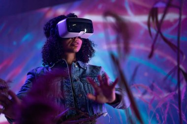 Metaverse dijital siber dünya teknolojisi, sanal gerçeklik VR gözlüklü kız artırılmış gerçeklik oyunu oynuyor, fütüristik yaşam tarzı
